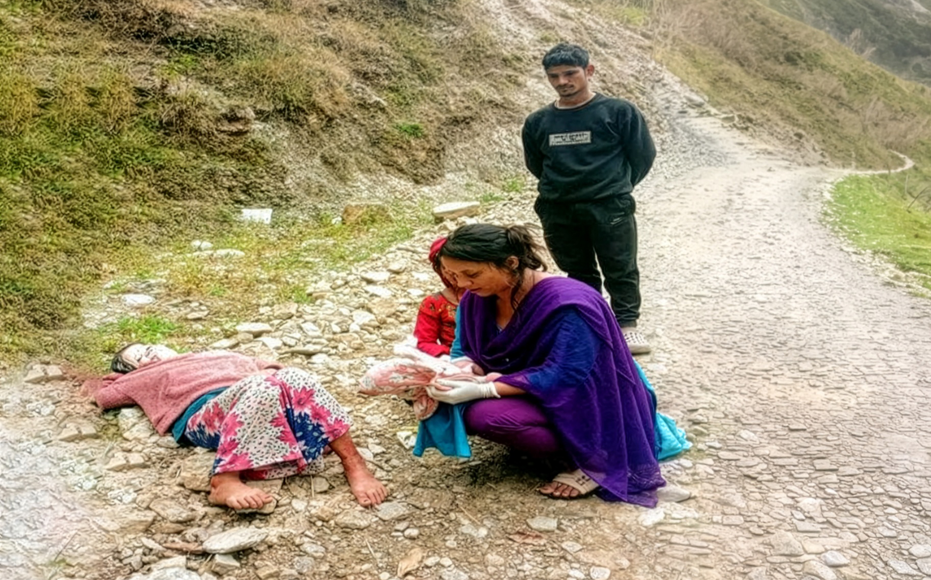 बाटोमै बच्चा जन्माउन बाध्य बाजुराका आमाः भौगोलिक विकटता र गुणस्तरीय स्वास्थ्य संस्थाको अभाव